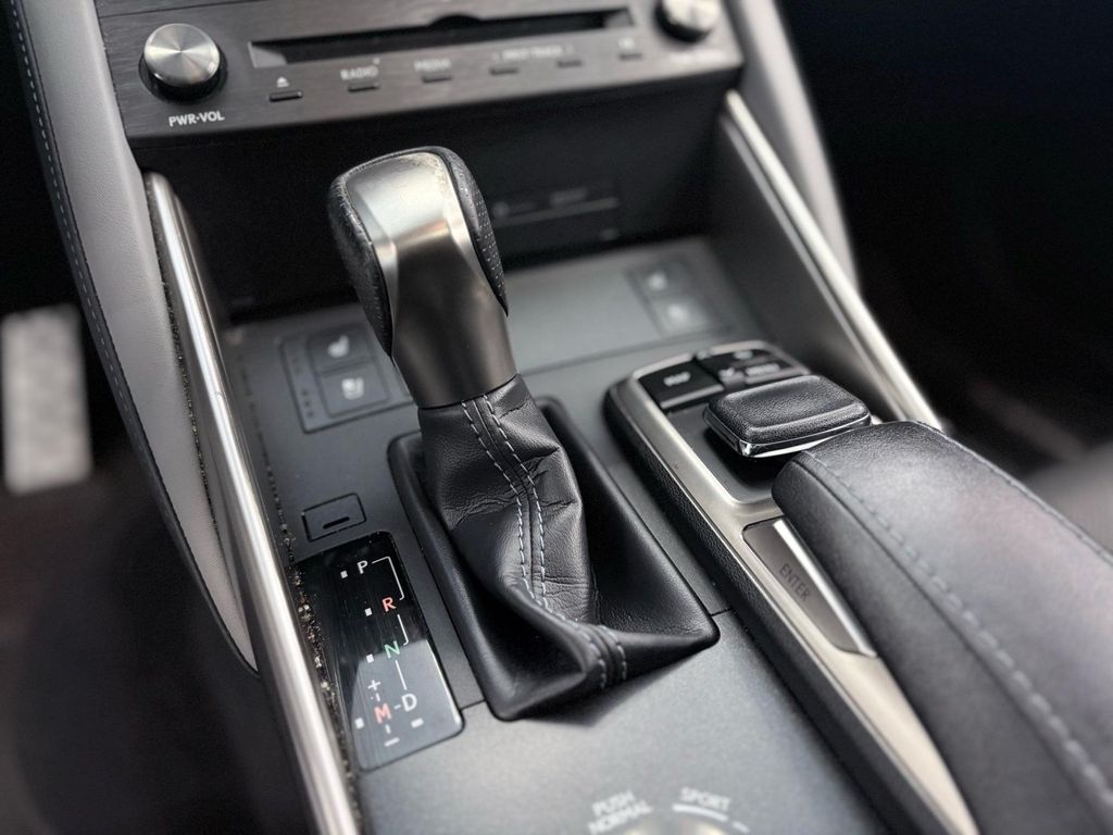 صورة 28 لـ 2020 Lexus IS 300 BASE