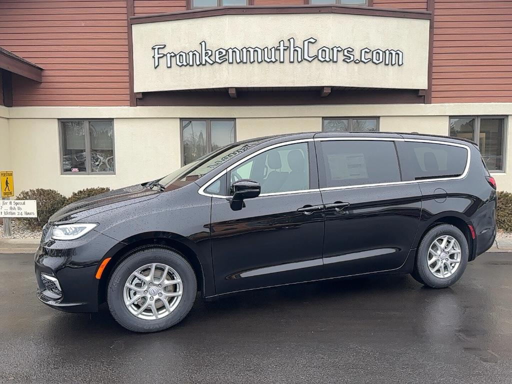 New 2026 Chrysler Pacifica Select