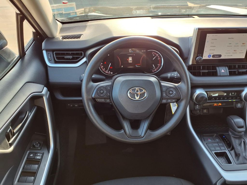 صورة مصغرة 16 لـ 2025 Toyota RAV4 LE