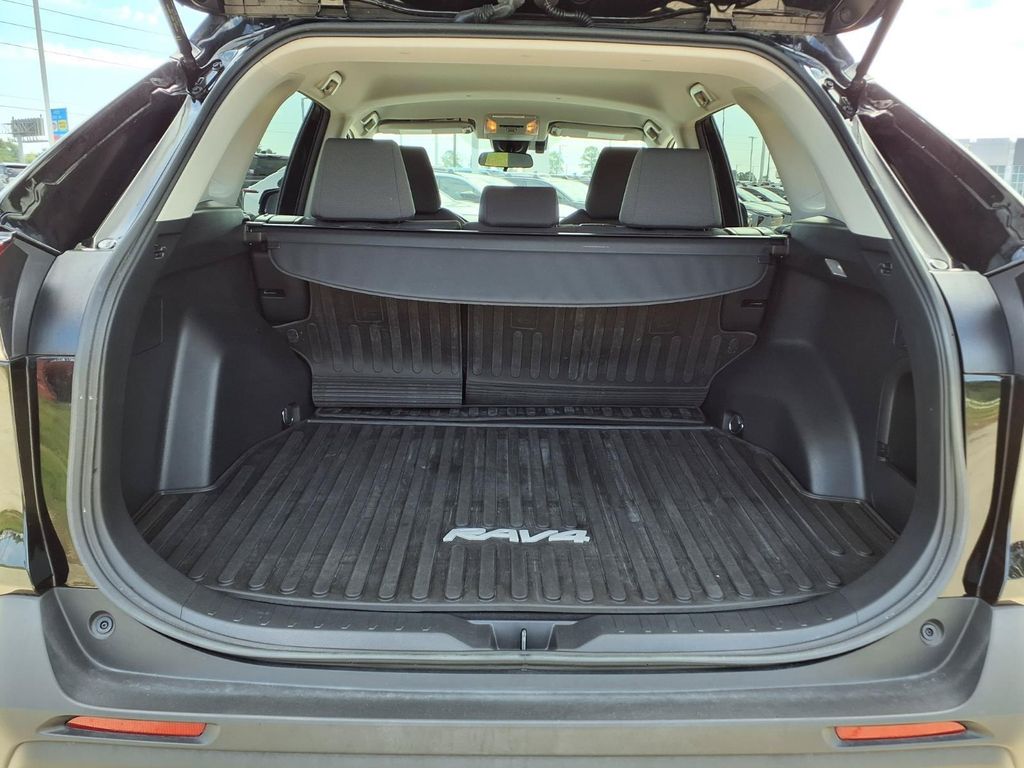 2020 Toyota RAV4 HYBRID XLE photo 8