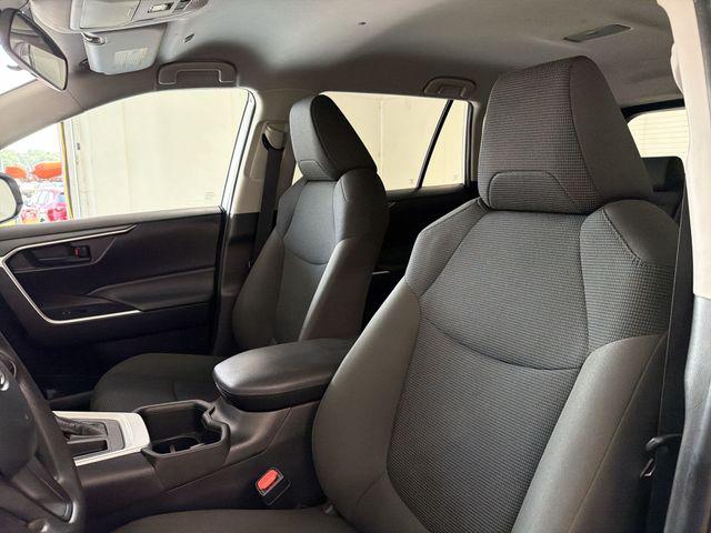 صورة مصغرة 19 لـ 2025 Toyota RAV4 LE
