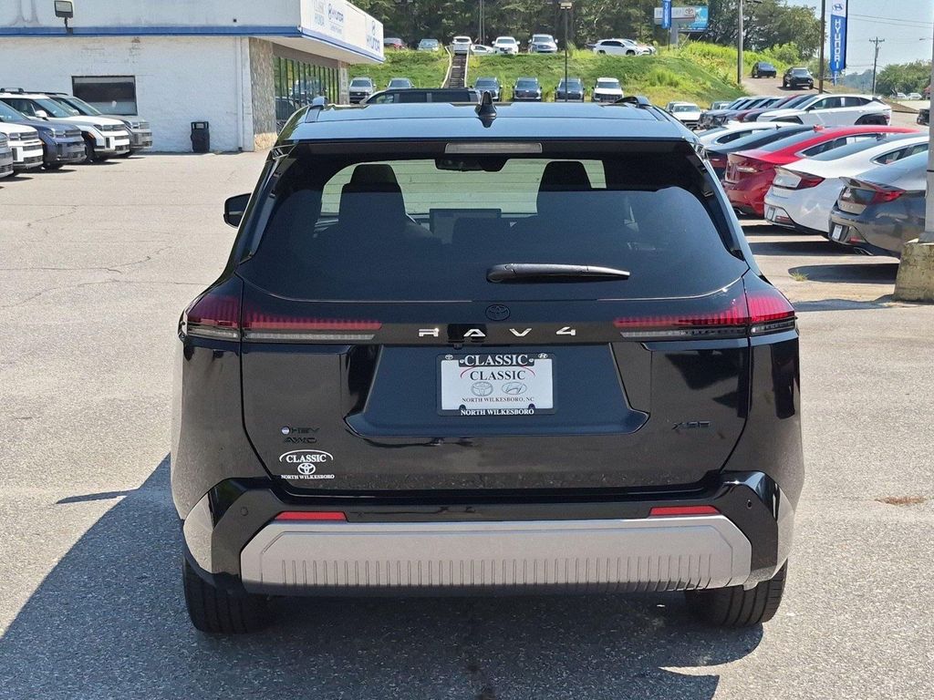 2026 Toyota RAV4 SE — миниатюра 4