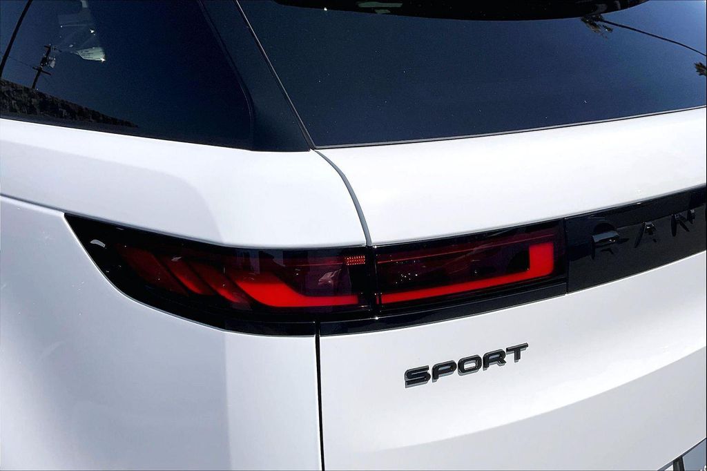 صورة 8 لـ 2026 LAND Rover RANGE ROVER SPORT SE