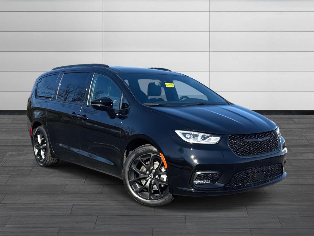 New 2026 Chrysler Pacifica Select