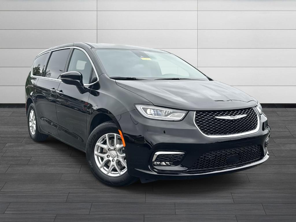 New 2025 Chrysler Pacifica Select