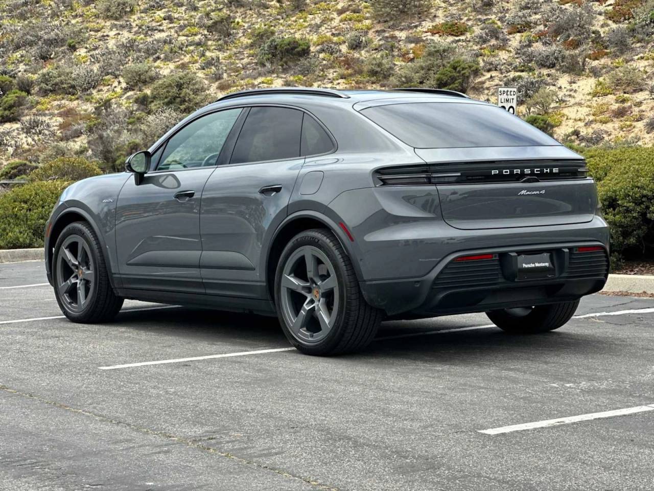 2025 Porsche MACAN — фото 3
