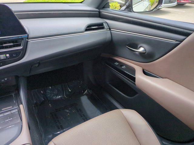 صورة مصغرة 16 لـ 2022 Lexus ES 300H BASE