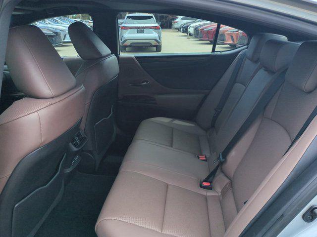صورة مصغرة 13 لـ 2022 Lexus ES 300H BASE
