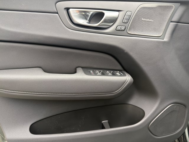2026 Volvo XC60 PLUG-IN HYBRID ULTRA photo 8