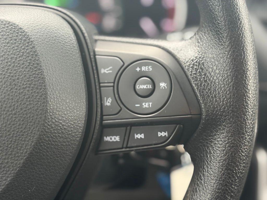 2025 Toyota RAV4 LE — миниатюра 24