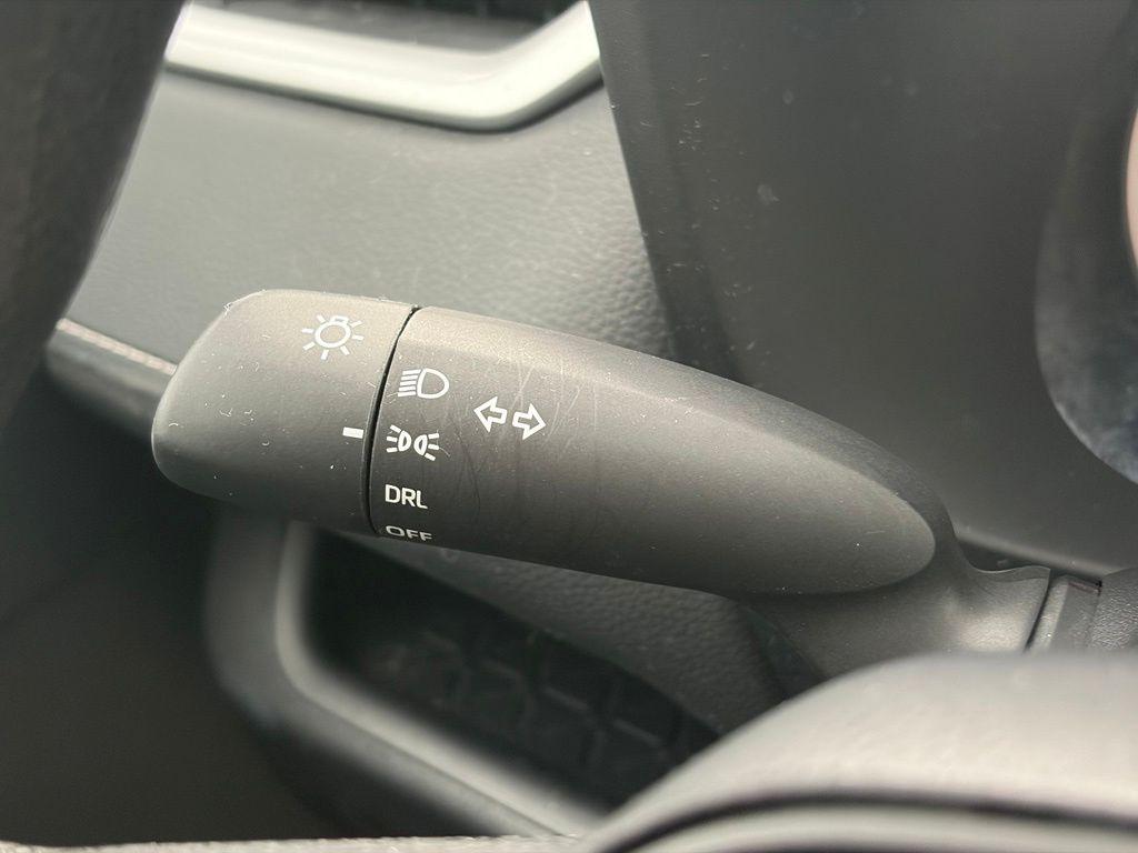 2025 Toyota RAV4 LE — миниатюра 25