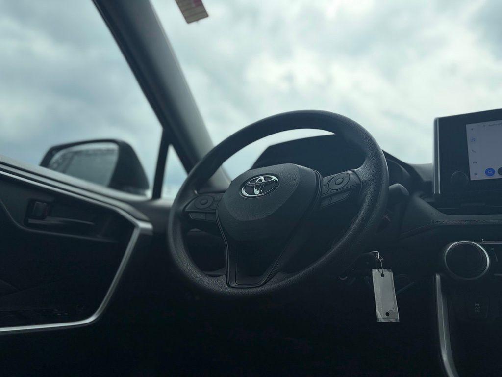 2025 Toyota RAV4 LE — миниатюра 37
