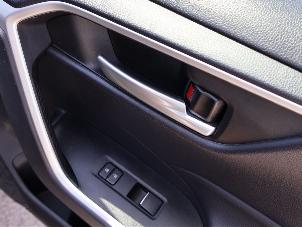 صورة مصغرة 11 لـ 2025 Toyota RAV4 HYBRID XLE