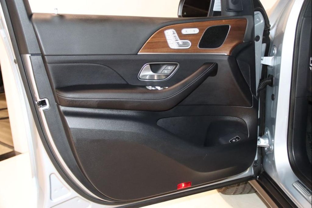 2025 Mercedes-BENZ GLE — миниатюра 38
