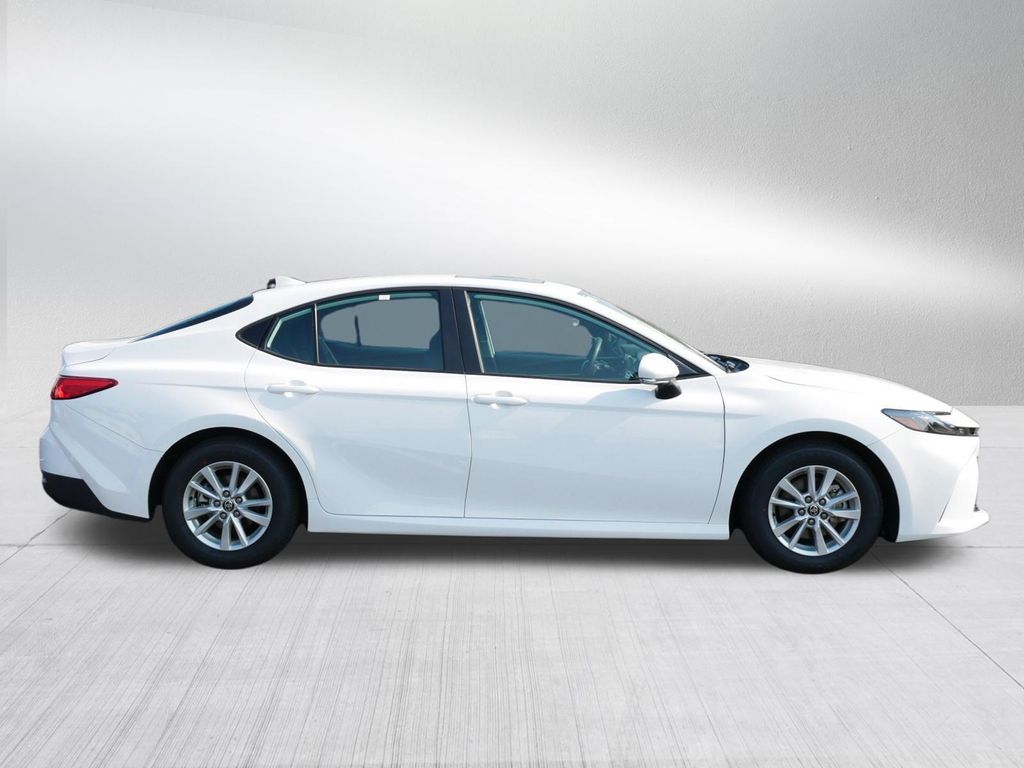 2025 Toyota CAMRY LE — фото 6
