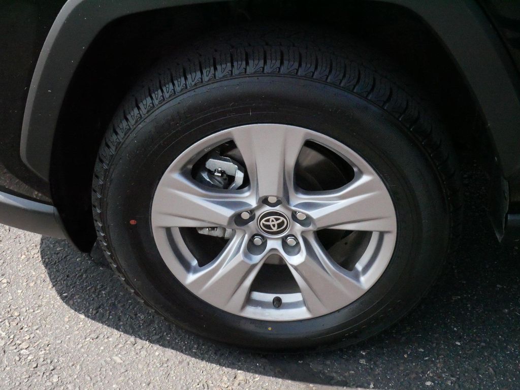صورة 15 لـ 2025 Toyota RAV4 XLE