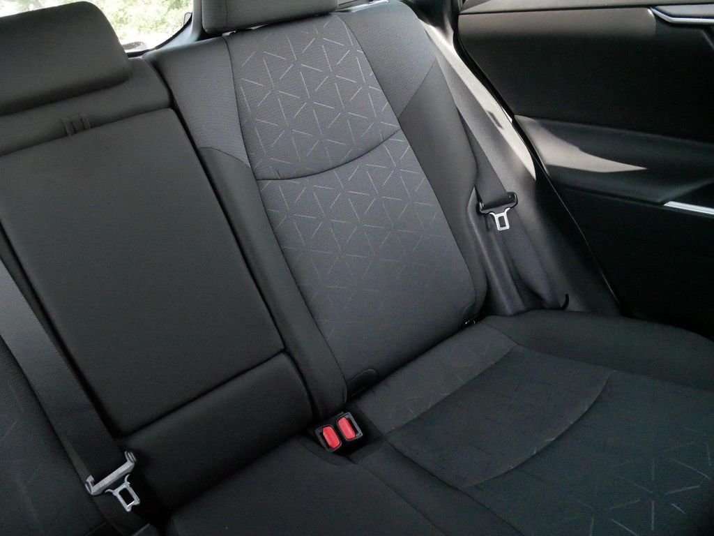 صورة 14 لـ 2025 Toyota RAV4 XLE