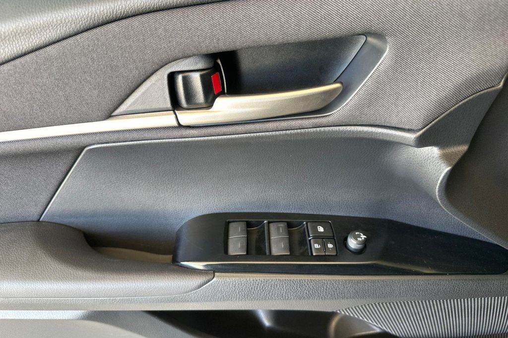 2025 Toyota CAMRY LE — миниатюра 11