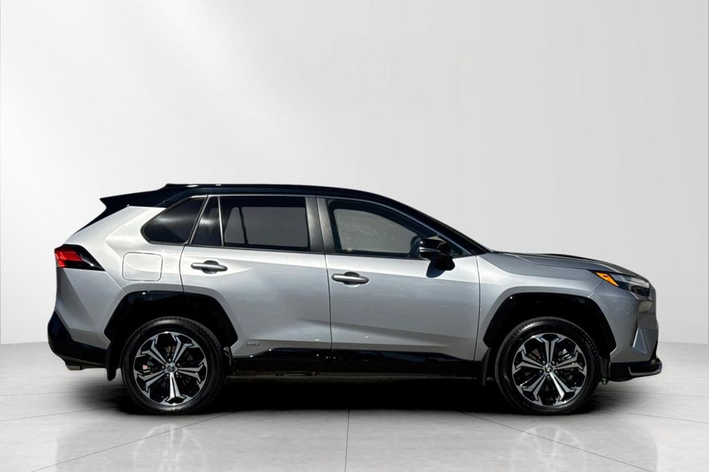 صورة 4 لـ 2025 Toyota RAV4 PLUG-IN HYBRID XSE