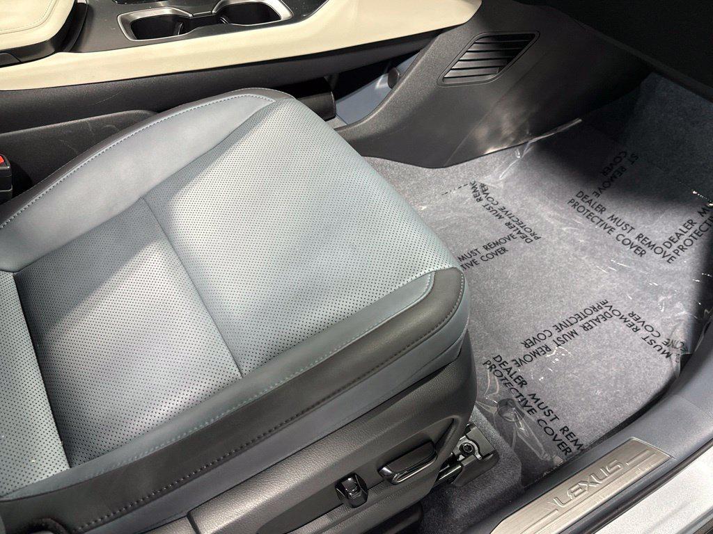 صورة مصغرة 40 لـ 2023 Lexus RZ 450E PREMIUM