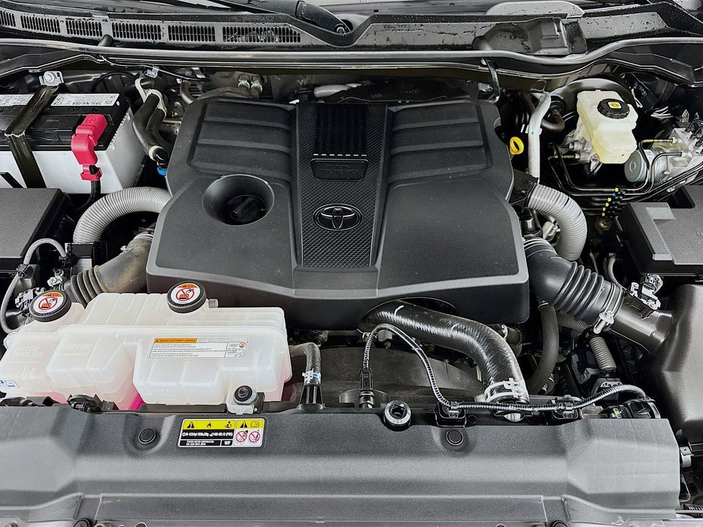 صورة 10 لـ 2025 Toyota TUNDRA SR5