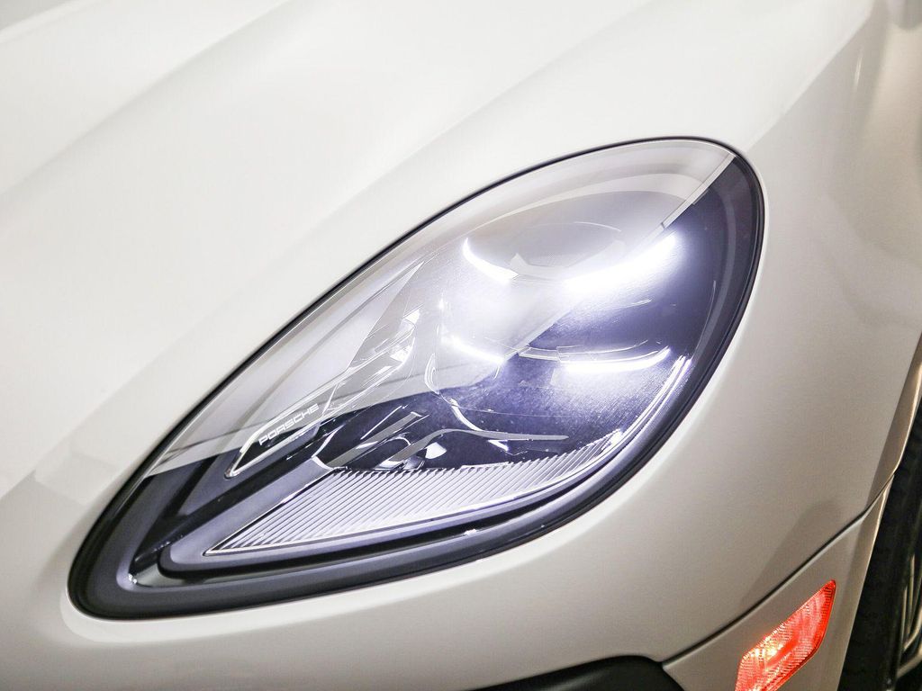 2026 Porsche MACAN thumbnail 11