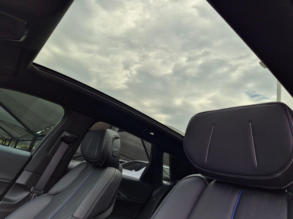 2026 Cadillac LYRIQ LUXURY — миниатюра 9