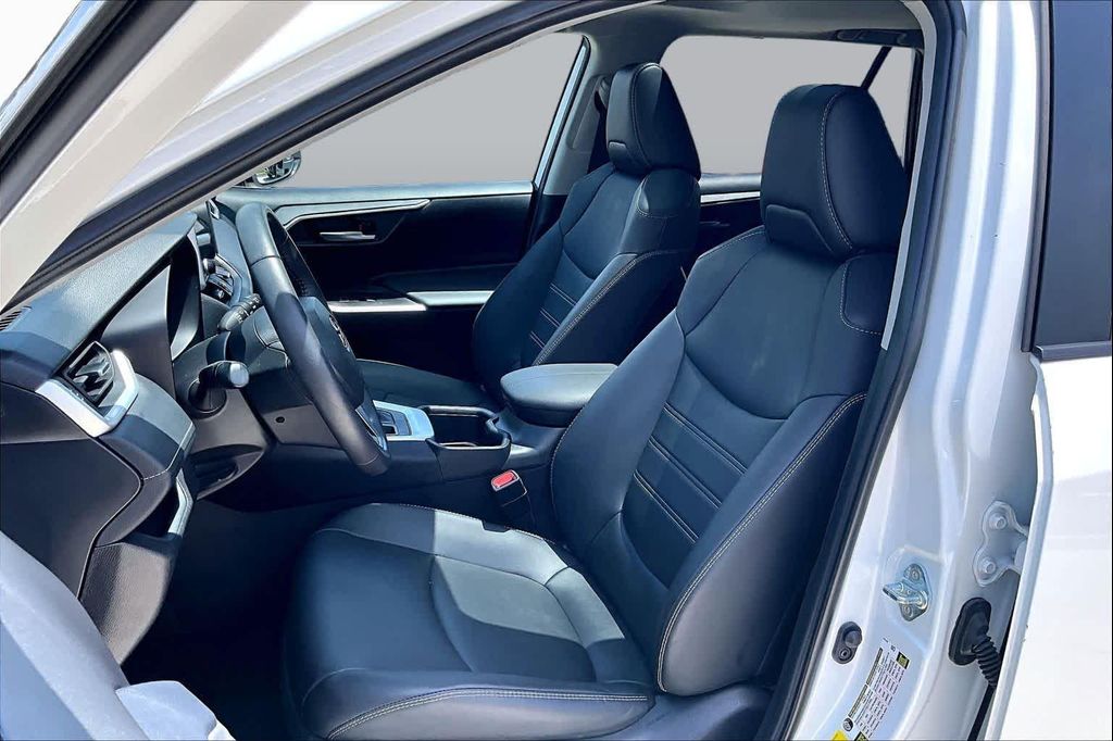 صورة 8 لـ 2025 Toyota RAV4 XLE PREMIUM