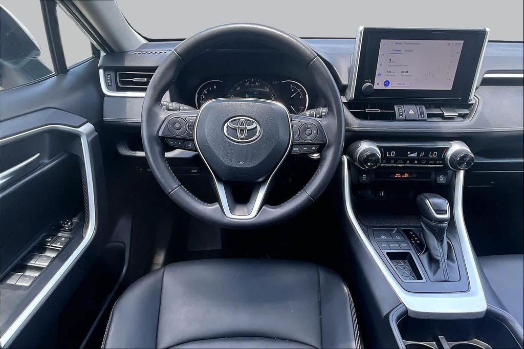 صورة 6 لـ 2025 Toyota RAV4 XLE PREMIUM