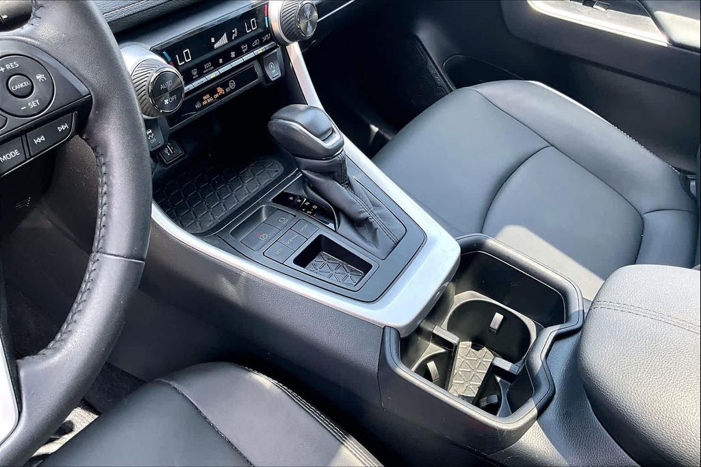 2025 Toyota RAV4 XLE PREMIUM — миниатюра 16