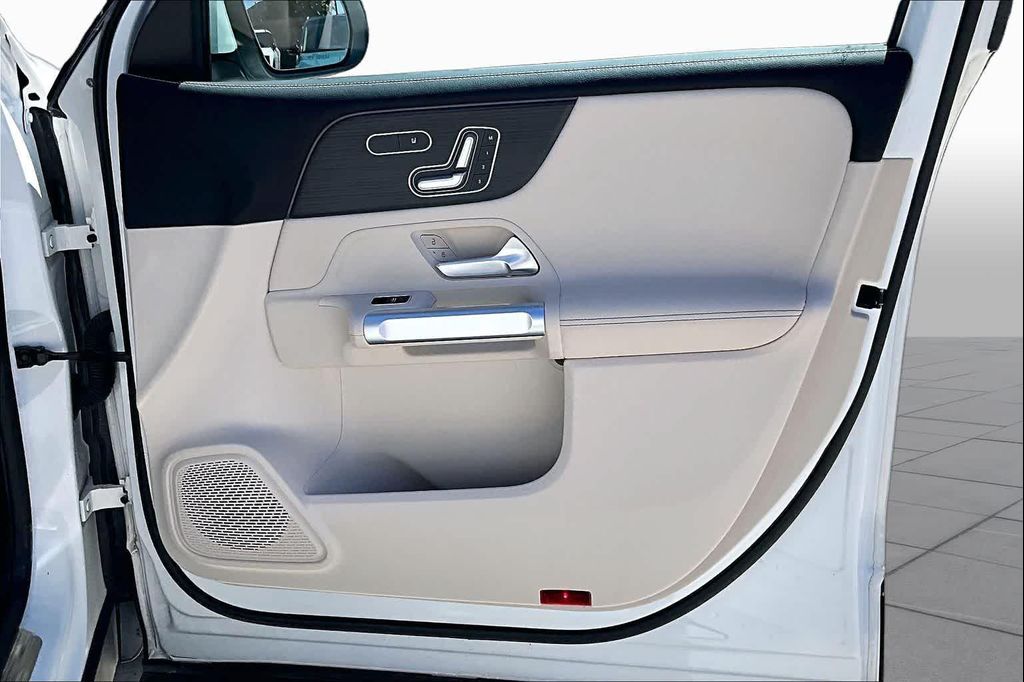 2023 Mercedes-BENZ GLB — миниатюра 21