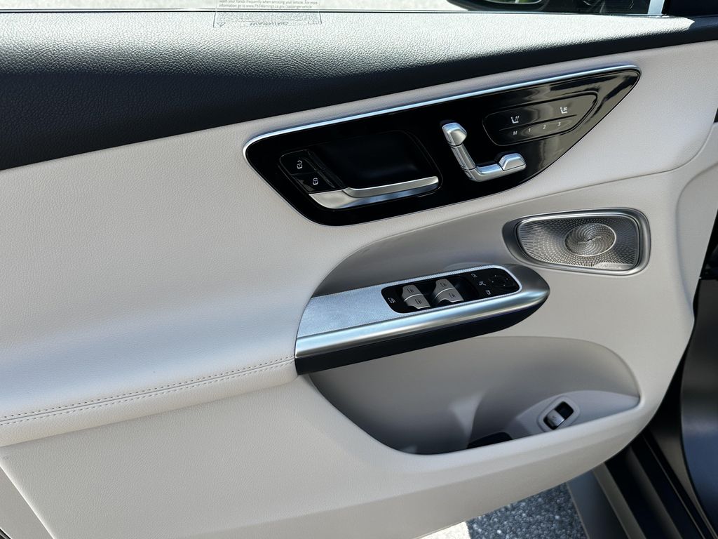 2027 Mercedes-BENZ GLC photo 10