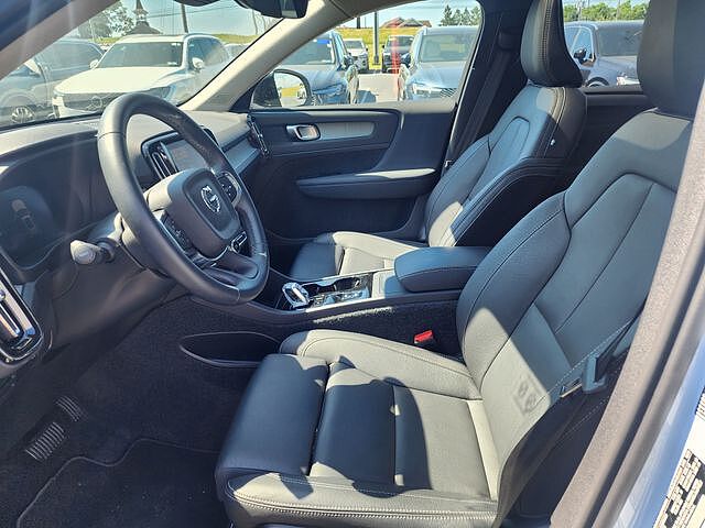 2026 Volvo XC40 B5 PLUS — фото 2