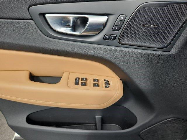 2024 Volvo XC60 RECHARGE PLUG-IN HYBRID T8 ULTIMATE DARK THEM — миниатюра 25