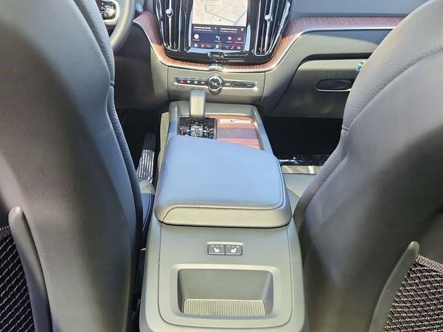 2023 Volvo XC60 B5 PLUS DARK THEME — миниатюра 25