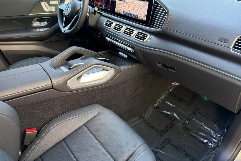 2026 Mercedes-BENZ GLS — миниатюра 16