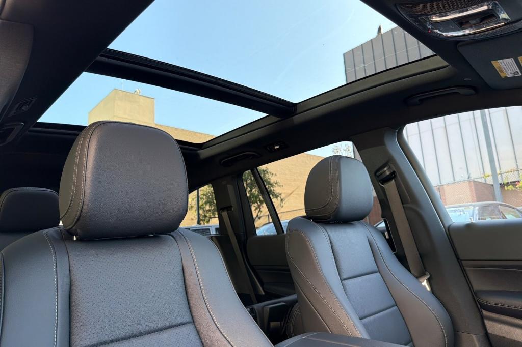 2026 Mercedes-BENZ GLS — миниатюра 17