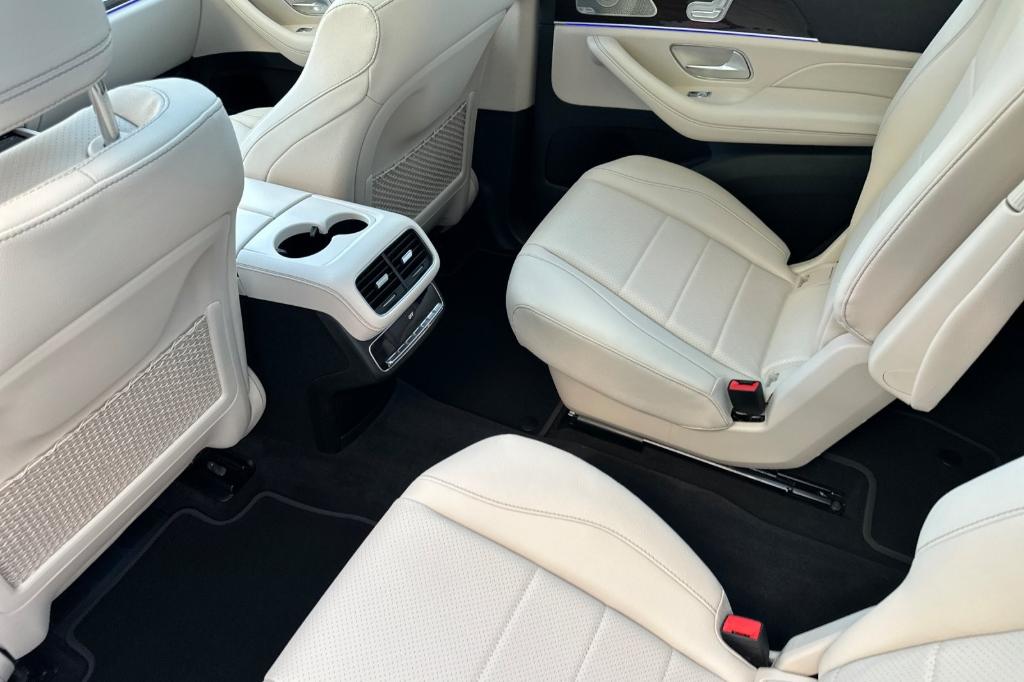 2026 Mercedes-BENZ GLS — миниатюра 11