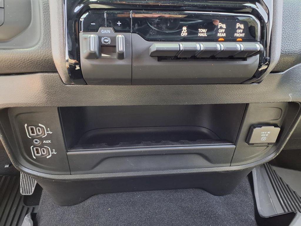 صورة 10 لـ 2026 RAM 2500 TRADESMAN CREW CAB 4X4 6'4' BOX
