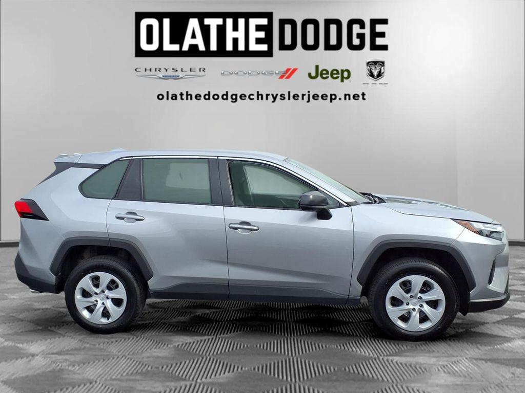 2025 Toyota RAV4 LE — миниатюра 30