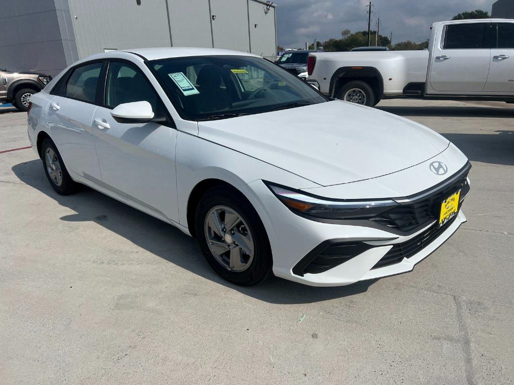 New 2026 Hyundai ELANTRA SE