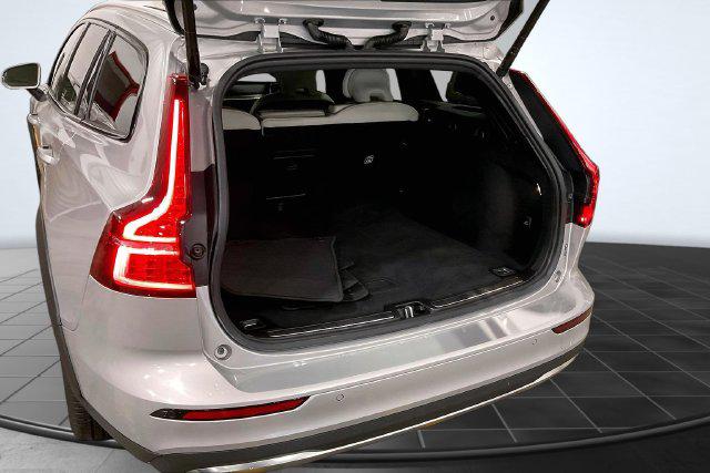 صورة 6 لـ 2025 Volvo V60 CROSS COUNTRY ULTRA, B5 AWD GAS (MILD HYBRID)