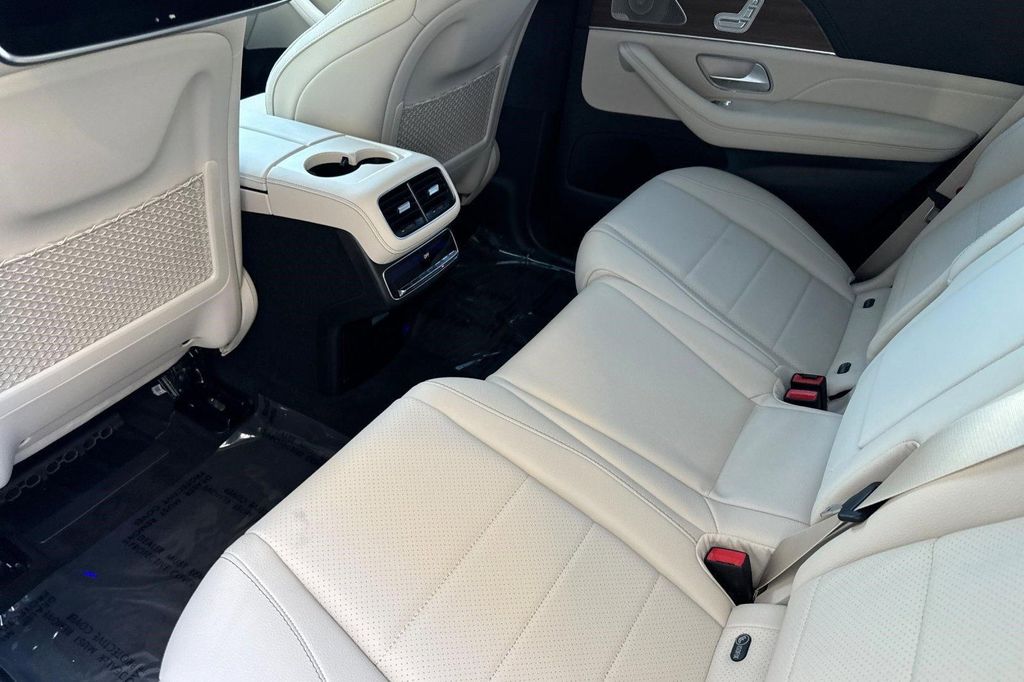 2026 Mercedes-BENZ GLS — миниатюра 21