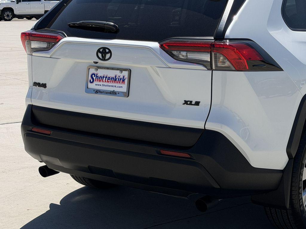2024 Toyota RAV4 XLE PREMIUM — фото 6