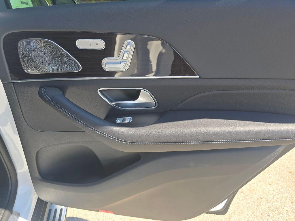 2026 Mercedes-BENZ GLS — миниатюра 23
