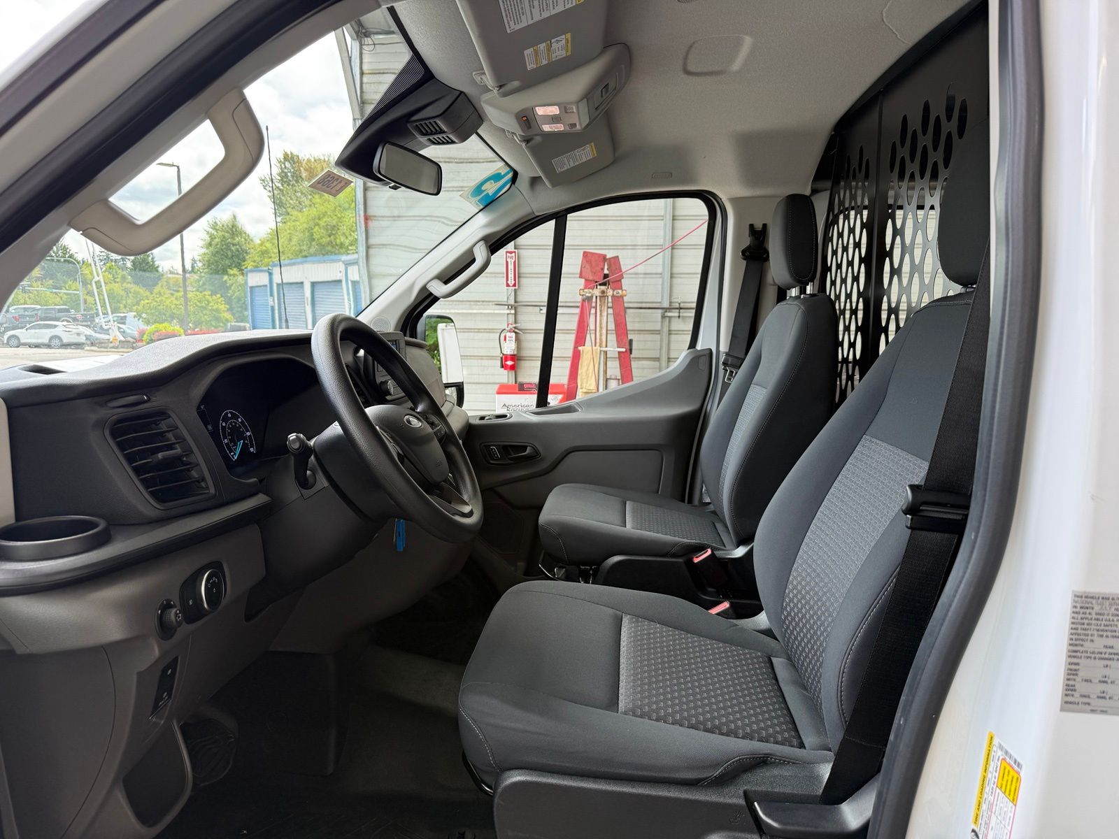 صورة مصغرة 13 لـ 2025 FORD TRANSIT-250 BASE