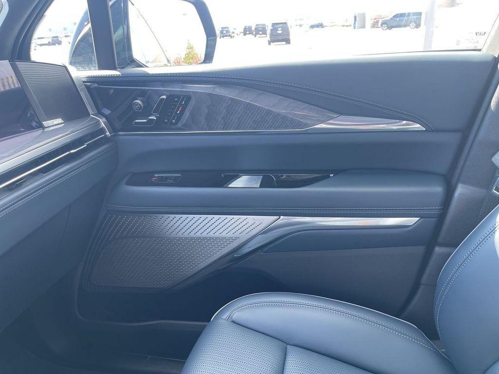 صورة مصغرة 30 لـ 2025 Cadillac ESCALADE IQ LUXURY 2