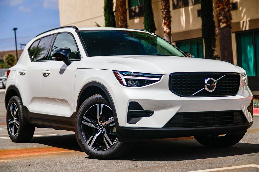 New 2026 Volvo XC40 Core, B5 AWD Gas (mild hybrid), Dark