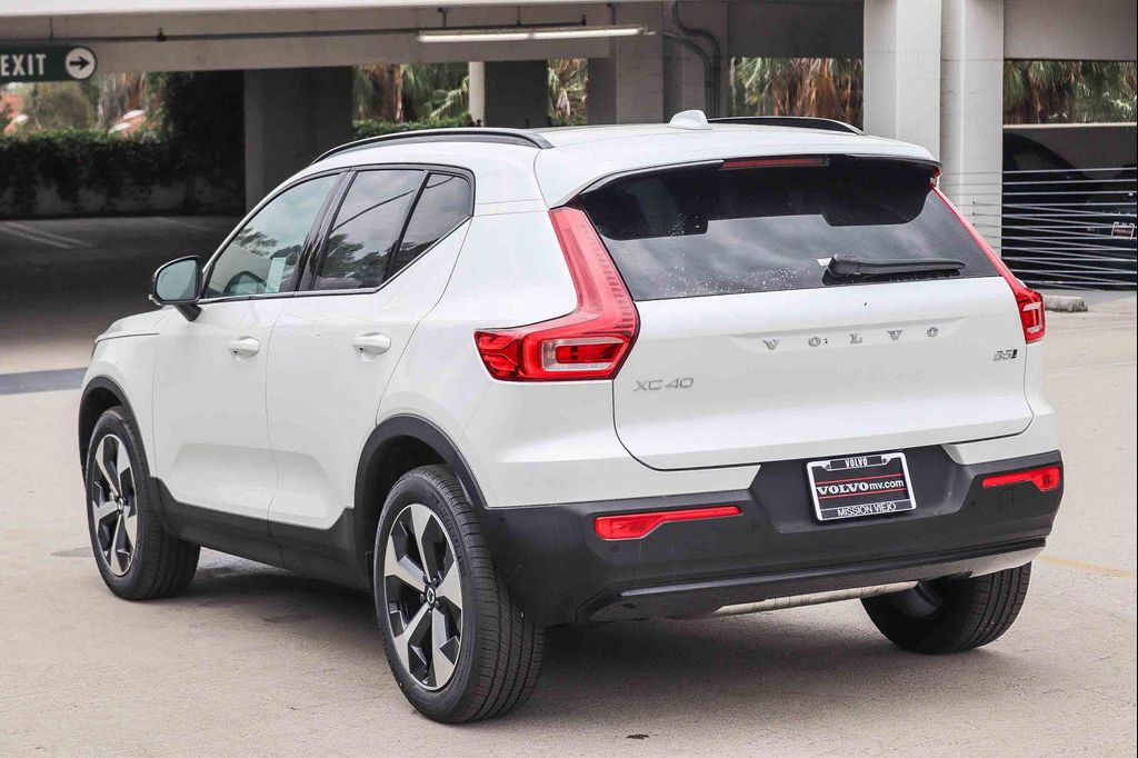 2026 Volvo XC40 PLUS, B5 AWD GAS (MILD HYBRID), DARK 照片 4