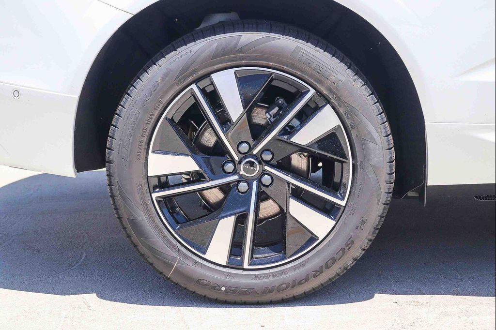 صورة 8 لـ 2026 Volvo XC60 B5 PLUS